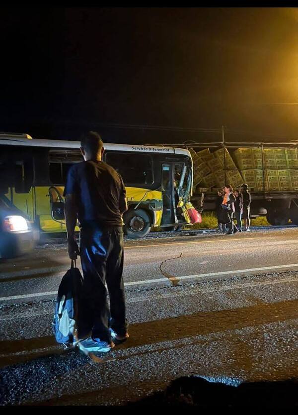 Varios heridos en Villa Hayes tras choque entre bus y camión - trece