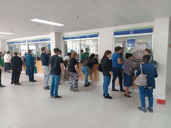 Quejas de asegurados por falta de medicamentos en IPS: “Se están forrando con la plata del pueblo” - Nacionales - ABC Color