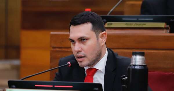 La Nación / El oficialismo colorado pide a Hernán Rivas su renuncia como senador