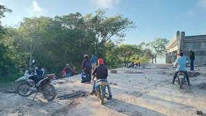 En canoa cruzan pobladores de Puerto Falcón tras inundación y por falta de puentes - Nacionales - ABC Color
