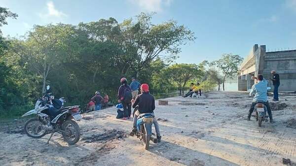 En canoa cruzan pobladores de Puerto Falcón tras inundación y por falta de puentes - Nacionales - ABC Color