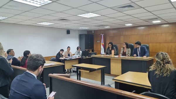 Tribunal rechaza suspender juicio oral al ex fiscal general Díaz Verón y a su esposa