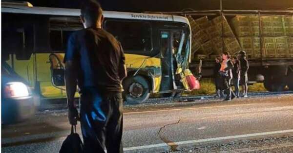 La Nación / Villa Hayes: choque entre un ómnibus y un camión con gallinas dejó varios heridos