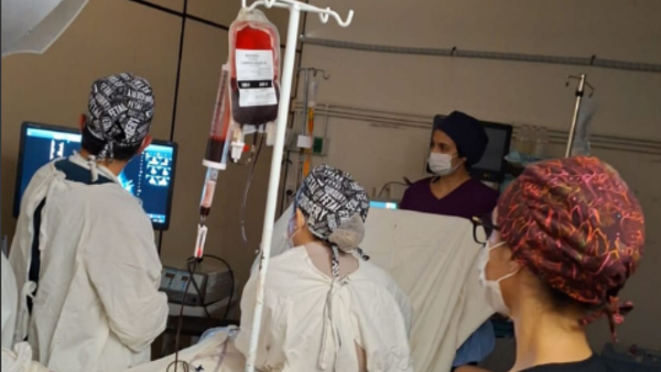 Gemelos recibieron transfusión ¡desde la panza de su mami!