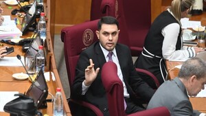 Hernán Rivas estaba escondido y apareció solo para votar por su permiso