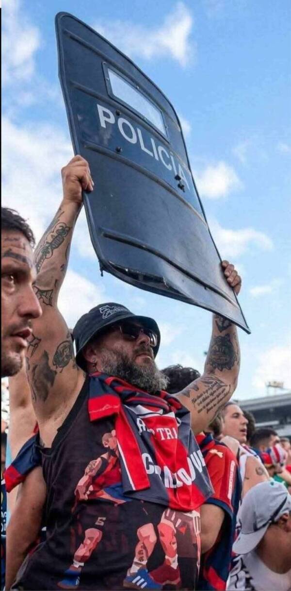 [VIDEO] ¡Por fin! Detuvieron a barrabrava cerrista que robó escudo de Cascos Azules