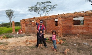 Oyente de Hablando Claro ofrece ayuda al profesor de la escuelita indígena - OviedoPress