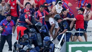 Tumulto social violento en el fútbol: Sociólogo habla de “personas frustradas socialmente”