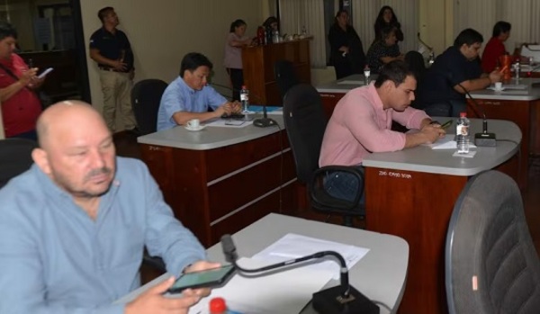 Concejales de Alto Paraná chatean durante informe sobre escuelas