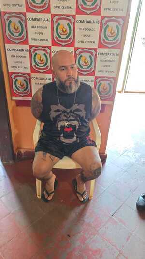 Popular / Cayó el vándalo que usó escudo policial como "trofeo"