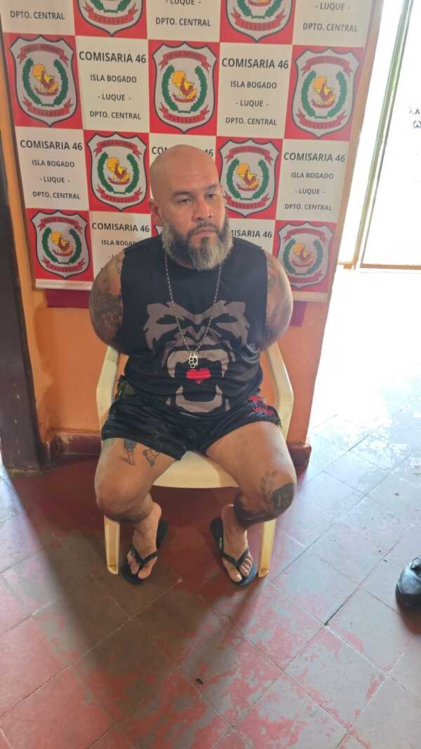 Popular / Cayó el vándalo que usó escudo policial como "trofeo"