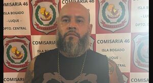 Video: detienen a barra brava de Cerro quien exhibió escudo policial como "trofeo de guerra"