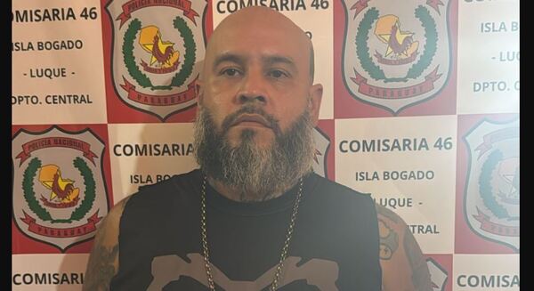 Video: detienen a barra brava de Cerro quien exhibió escudo policial como "trofeo de guerra"