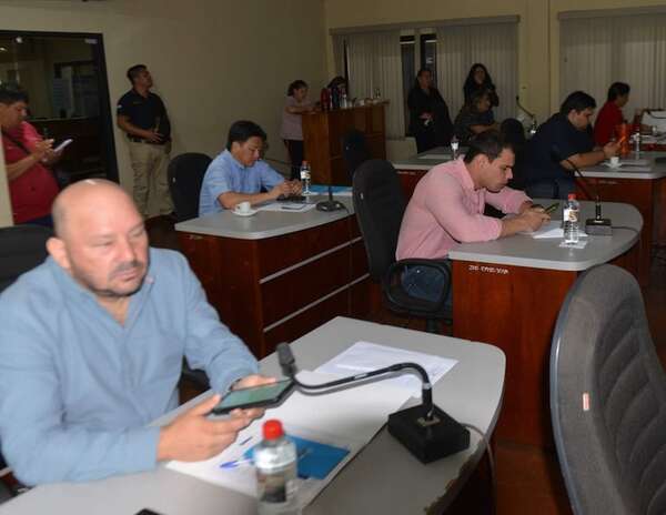 Concejales departamentales priorizan chatear antes que escuchar informe sobre graves precariedades en escuelas  - ABC en el Este - ABC Color