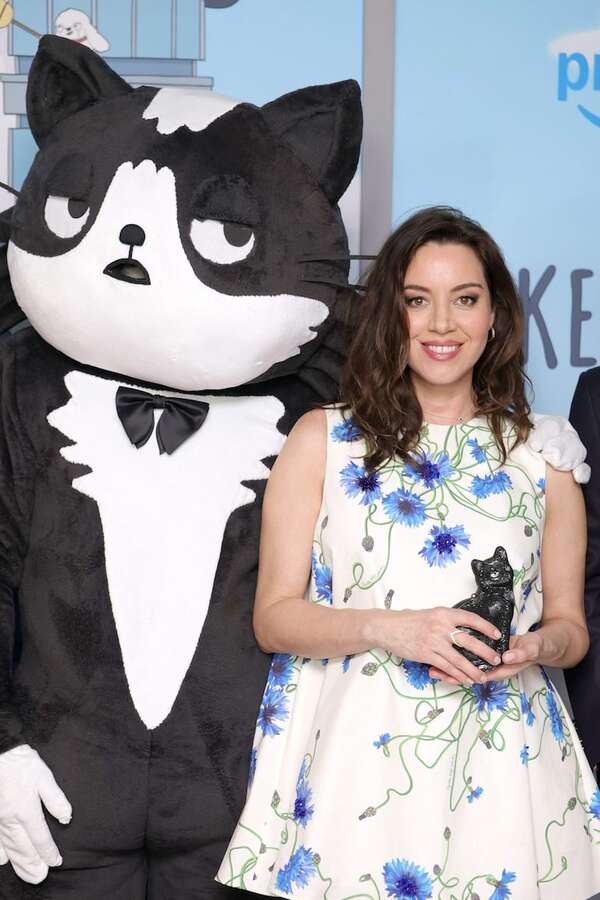La actriz Aubrey Plaza posó feliz con su bebé a bordo - Gente - ABC Color