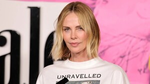 Charlize Theron cuenta cómo sobrevivió gracias a su madre