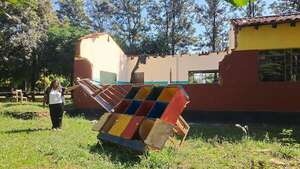 Tras 43 días del derrumbe, alumnos de una escuela siguen dando clases a la intemperie y el MEC incumplió promesas - Nacionales - ABC Color