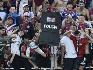 La pena a la que se expone el barrabrava de Cerro Porteño que exhibió el escudo de la Policía - Policiales - ABC Color
