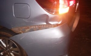 Motociclista roza un automóvil, cae al asfalto y muere en San Alberto