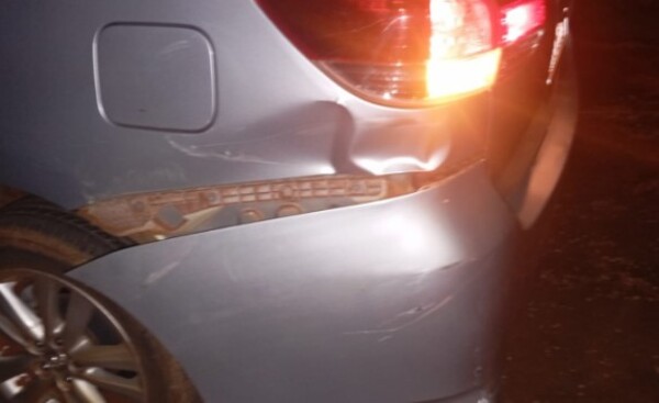 Motociclista roza un automóvil, cae al asfalto y muere en San Alberto