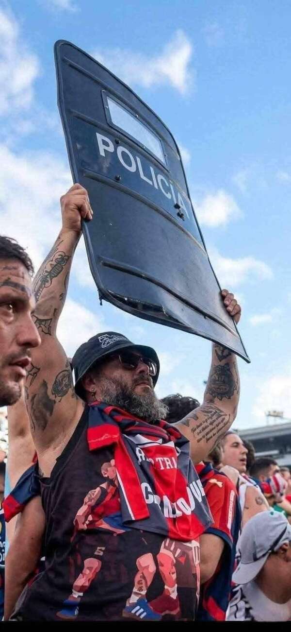 AUDIO: La pena a la que se expone el barrabrava de Cerro Porteño que exhibió el escudo de la Policía  - Periodísticamente - ABC Color