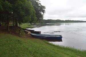 Pescadores de Ayolas denuncian la falta de limpieza del río Paraná y la escasa respuesta de Yacyretá - Nacionales - ABC Color