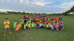 Medallista de oro en Juegos Odesur visita su exescuela de fútbol en Concepción - Fútbol - ABC Color