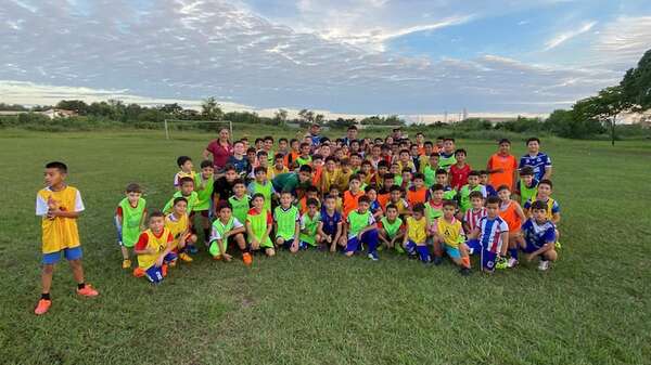 Medallista de oro en Juegos Odesur visita su exescuela de fútbol en Concepción - Fútbol - ABC Color