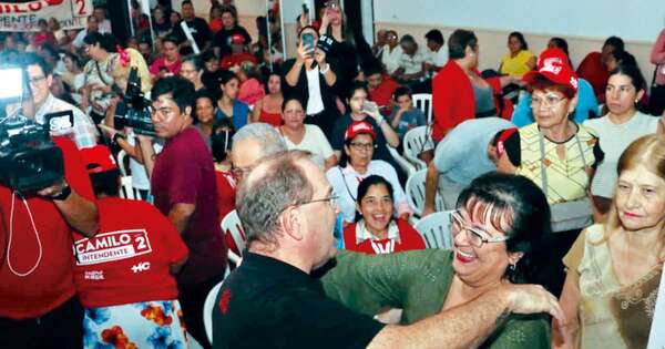 La Nación / Camilo recibe demandas de vecinos en reunión con comisiones barriales