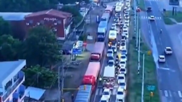 Demora en barcazas generó fila de camiones en Limpio