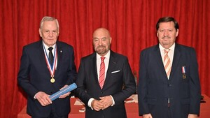 Reconocimiento al embajador de Francia