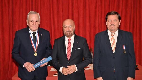 Reconocimiento al embajador de Francia