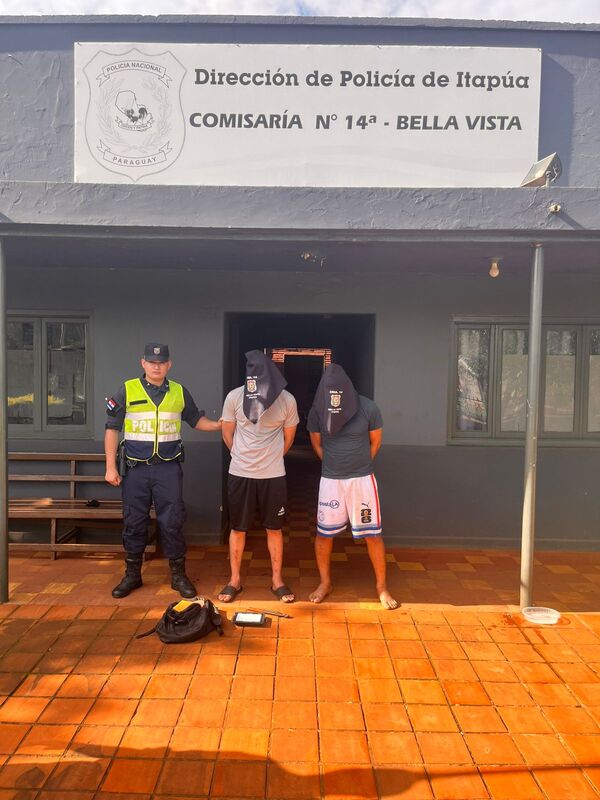 Dos jóvenes aprehendidos por hurto en plaza pública de Bella Vista