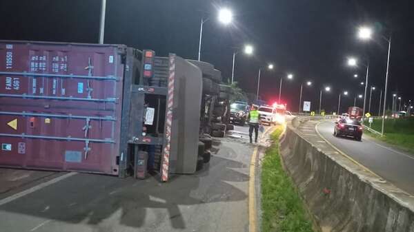 Camión de gran porte vuelca en la ruta PY01 y deja un herido en Carapeguá - Nacionales - ABC Color