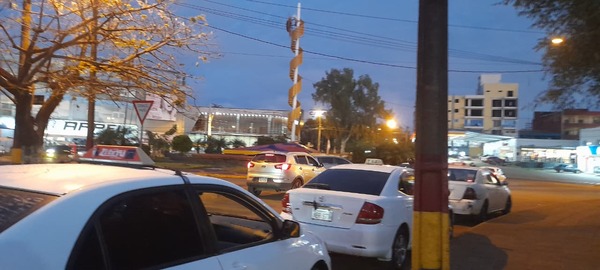 Taxistas resisten la baja demanda y se adaptan a nuevos desafíos en Encarnación