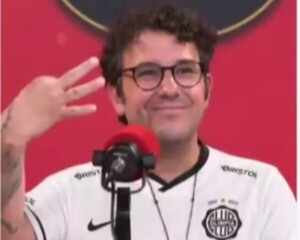 Popular / (VIDEO) ¿Qué pasó acá? ¡José Ayala apareció con la remera de Olimpia!