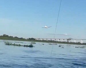 Investigan vuelo temerario de avioneta bajo puente en construcción sobre el río Paraguay