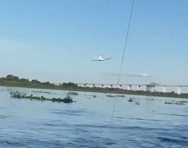 Investigan vuelo temerario de avioneta bajo puente en construcción sobre el río Paraguay