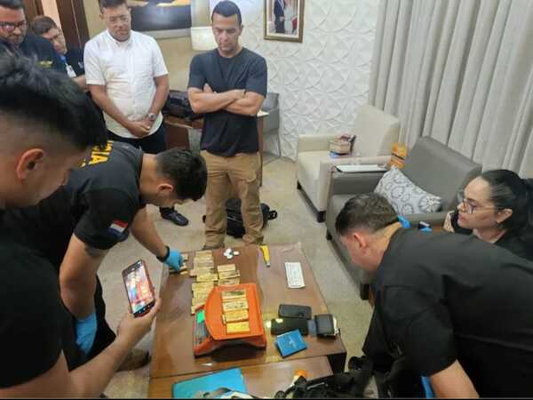 Revocan prisión preventiva a funcionario del aeropuerto y ordenan arresto domiciliario en caso de contrabando de oro - PDS RADIO Y TV