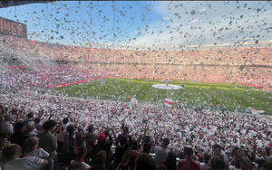 Prohíben arrojar papelitos en estadios de fútbol de la capital argentina