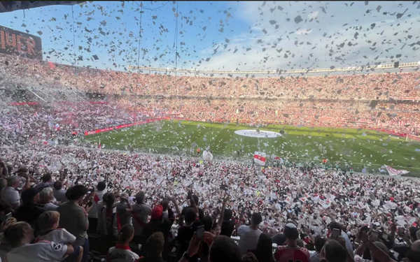 Prohíben arrojar papelitos en estadios de fútbol de la capital argentina
