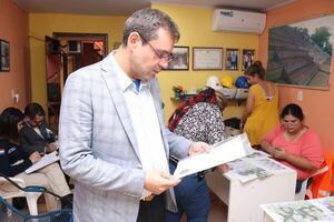 Detienen a abogado tras allanamiento por presunta estafa y producción de documentos falsos - PDS RADIO Y TV