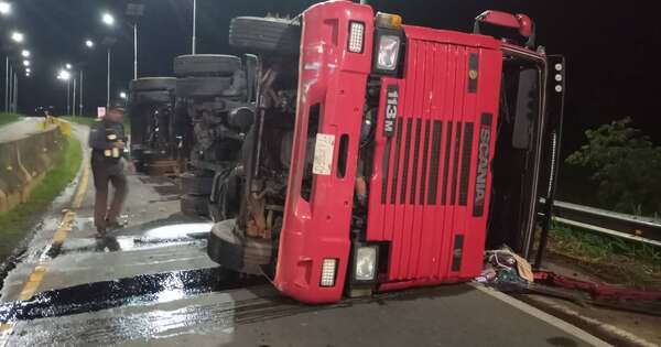 Diario HOY | Camión de gran porte volcó en Carapeguá y chofer sufrió lesiones leves