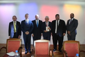 Lanzan libro sobre papel del marino paraguayo en ultramar - ADN Digital