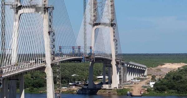 La Nación / Avioneta genera susto haciendo giros peligrosos en el puente de la Bioceánica