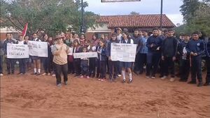 Arroyito: padres y alumnos se manifiestan tras clausura de aulas por riesgo de derrumbe - Concepción al Día