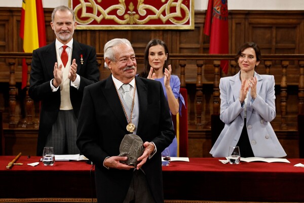 Gonzalo Celorio ensalza los profundos vínculos entre México y España al recoger el Premio Cervantes