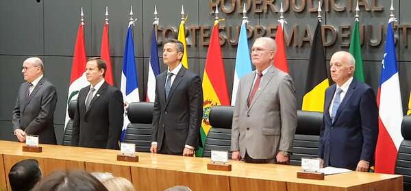 Santiago Peña dice que se debe dejar a Pedro Alliana elegir a su vicepresidente - ABC en el Este - ABC Color