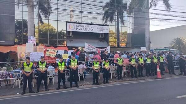 Adultos mayores denuncian discriminación y exigen aumento de pensión - Nacionales - ABC Color