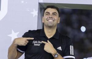 Marco Trovato sale al cruce de Ariel Martínez